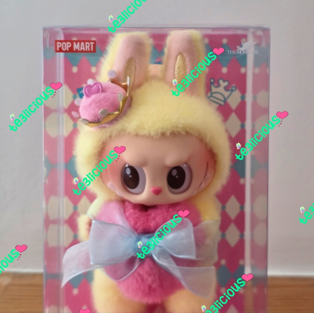 POP MART THE MONSTERS LET'S CHECKMATE QUEEN HANGING CARD VINYL PLUSH - Picture 2 of 12